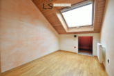 Schlafzimmer 1 | 2. Wohnebene - *Unikat in S-West* Besondere Maisonette-Wohnung mit 700 m² Gartenparadies, Gartenhaus und Garage!