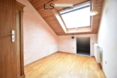 Schlafzimmer 2 | 2. Wohnebene - *Unikat in S-West* Besondere Maisonette-Wohnung mit 700 m² Gartenparadies, Gartenhaus und Garage!