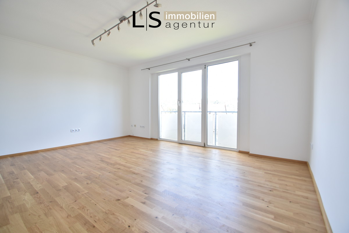 *Perfekte Einsteigerimmobilie* Tolle, frisch renovierte 2-Zimmer-Wohnung mit XXL-Terrasse & Garage!, 70569 Stuttgart / Kaltental, Wohnung