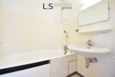 Badezimmer - Charmante 3-Zimmer-Wohnung mit Potenzial, Fernblick und Garagenoption im „Salute“ in S-Fasanenhof!