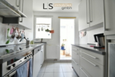 Küche - **Traumhaft** Renovierte Altbau-Etagenwohnung in absolut ruhiger Lage von Stuttgart-Ost!