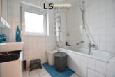Familienfreundliche 4-Zimmer-Wohnung mit Balkon und Stellplatz in Ortsrandlage von S-Weilimdorf! - Badezimmer