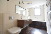 Badezimmer mit Wanne - Perfekte City-Wohnung in Top-Lage! Moderne 4-Zimmer-Wohnung mit Terrasse, Garten & 2 x TG-Stellplatz