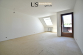 Wohnzimmer - *Ihr Wohntraum zum Selbstgestalten – 3-Zimmer-Dachgeschosswohnung in Top-Lage mit 2 Stellplätzen!*