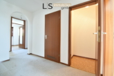 Flurbereich - *Ihr Wohntraum zum Selbstgestalten – 3-Zimmer-Dachgeschosswohnung in Top-Lage mit 2 Stellplätzen!*