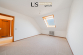 Schlafzimmer - *Ihr Wohntraum zum Selbstgestalten – 3-Zimmer-Dachgeschosswohnung in Top-Lage mit 2 Stellplätzen!*