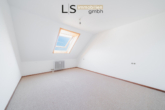 Schlafzimmer - *Ihr Wohntraum zum Selbstgestalten – 3-Zimmer-Dachgeschosswohnung in Top-Lage mit 2 Stellplätzen!*