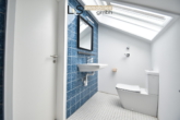 Badezimmer - *Frisch renoviert* Schickes 2-Zimmer-Dachstudio mit Süd-West-Balkon im beliebten Märchenviertel!