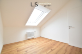 Schlafzimmer - *Frisch renoviert* Schickes 2-Zimmer-Dachstudio mit Süd-West-Balkon im beliebten Märchenviertel!