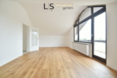 Wohn-/Esszimmer - *Frisch renoviert* Schickes 2-Zimmer-Dachstudio mit Süd-West-Balkon im beliebten Märchenviertel!