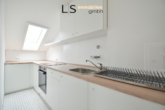 Küche mit neuer EBK - *Frisch renoviert* Schickes 2-Zimmer-Dachstudio mit Süd-West-Balkon im beliebten Märchenviertel!