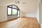 Wohn-/Esszimmer - *Frisch renoviert* Schickes 2-Zimmer-Dachstudio mit Süd-West-Balkon im beliebten Märchenviertel!