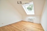 Schlafzimmer - *Frisch renoviert* Schickes 2-Zimmer-Dachstudio mit Süd-West-Balkon im beliebten Märchenviertel!