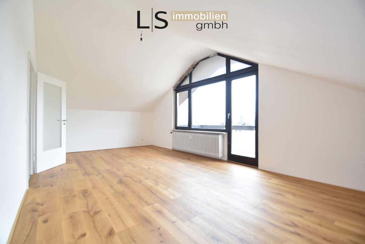 *Frisch renoviert* Schickes 2-Zimmer-Dachstudio mit Süd-West-Balkon im beliebten Märchenviertel!, 70567 Stuttgart, Dachgeschosswohnung