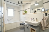 Badezimmer - *Neuwertig* Sehr schöne und helle 4-Zimmer-Wohnung mit Balkon und Tiefgarage in Oberesslingen!