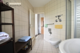 Badezimmer - *Voll möbliert* Schönes 1-Zimmer-Apartment mit Balkon und TG-Stellplatz in sehr guter Wohnlage!