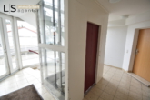 Hauszugang/Aufzug - *Voll möbliert* Schönes 1-Zimmer-Apartment mit Balkon und TG-Stellplatz in sehr guter Wohnlage!