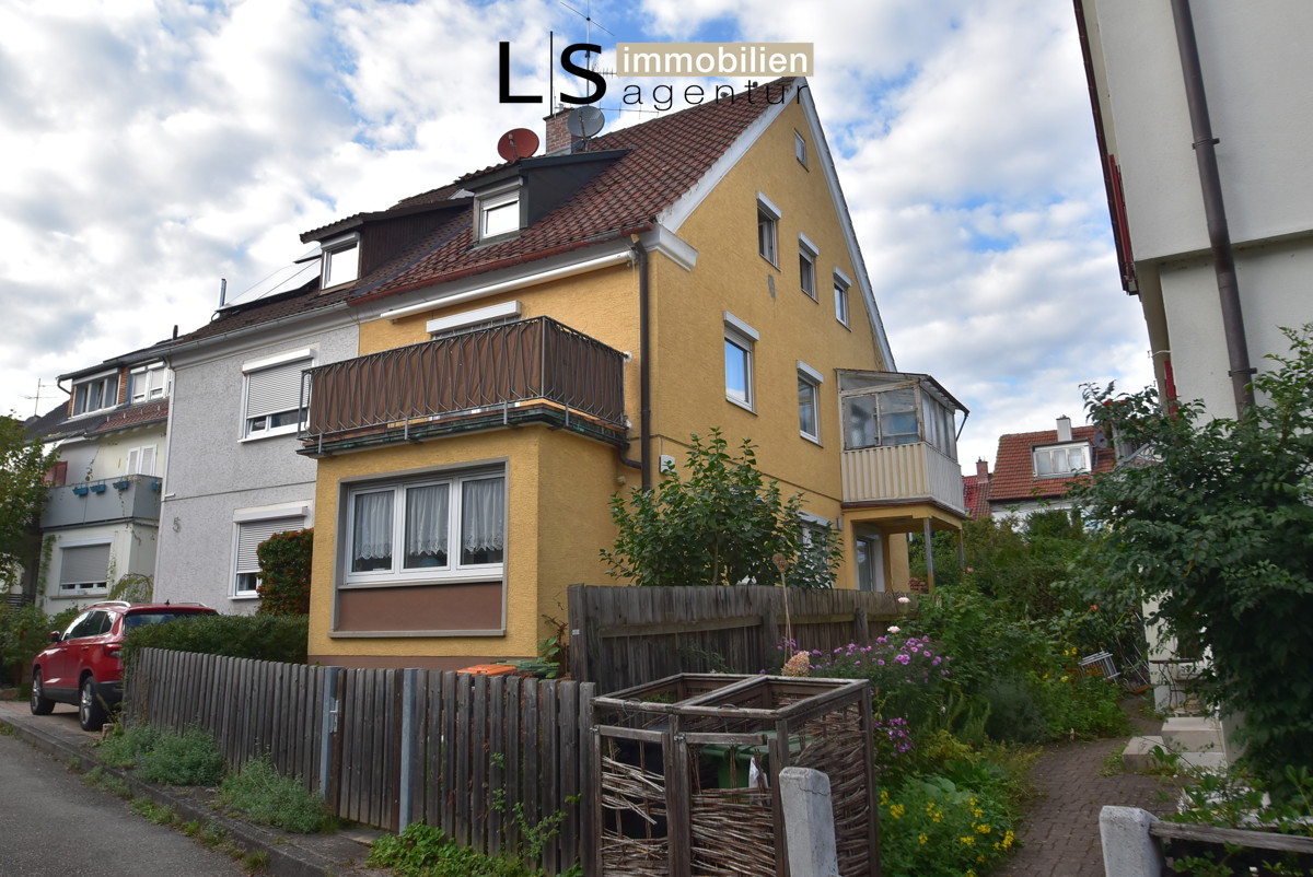 *Verwirklichen Sie Ihren Wohntraum* Sanierungsbedürftige 2-Familien-Doppelhaushälfte mit Potenzial!, 70569 Stuttgart, Doppelhaushälfte