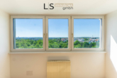 Wohnzimmer Fensterfront - *Saniert* Attraktive 2-Zimmer-Wohnung mit Süd-Balkon & Aussicht über Korber Höhe + KFZ-Stellplatz!