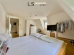 Schlafzimmer - Sehr schöne und charmante 4-Zimmer-DG-Wohnung in absolut ruhiger Lage von Stuttgart-Ost!