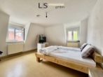 Schlafzimmer - Sehr schöne und charmante 4-Zimmer-DG-Wohnung in absolut ruhiger Lage von Stuttgart-Ost!