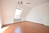 Schlafzimmer 1 - Wohnen mit Weitblick! Charmante 3-Zimmer-DG-Wohnung in Top-Lage! Stellplatz & Bühnenraum inklusive!