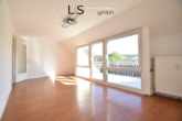 Wohnzimmer - Wohnen mit Weitblick! Charmante 3-Zimmer-DG-Wohnung in Top-Lage! Stellplatz & Bühnenraum inklusive!