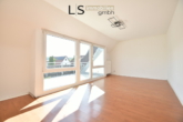 Wohnzimmer - Wohnen mit Weitblick! Charmante 3-Zimmer-DG-Wohnung in Top-Lage! Stellplatz & Bühnenraum inklusive!