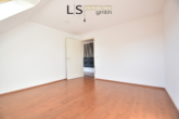 Schlafzimmer 1 - Wohnen mit Weitblick! Charmante 3-Zimmer-DG-Wohnung in Top-Lage! Stellplatz & Bühnenraum inklusive!