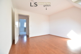 Schlafzimmer 1 - Wohnen mit Weitblick! Charmante 3-Zimmer-DG-Wohnung in Top-Lage! Stellplatz & Bühnenraum inklusive!