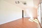 Wohnzimmer - Wohnen mit Weitblick! Charmante 3-Zimmer-DG-Wohnung in Top-Lage! Stellplatz & Bühnenraum inklusive!