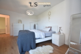 Schlafzimmer - Weitblick inklusive: Moderne 2,5-Zimmer-Wohnung mit Balkon & Stellplatz in Stuttgart-Fasanenhof!