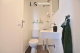 separates WC - Weitblick inklusive: Moderne 2,5-Zimmer-Wohnung mit Balkon & Stellplatz in Stuttgart-Fasanenhof!