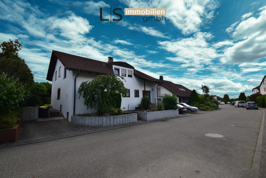 Hausansicht | Zugang Wohnung DG