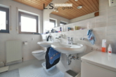 Badezimmer | Wohnung DG - *Besonderes 2-Familienhaus in Asperg* Top-Wohnlage mit Haus-im-Haus-Charakter in tollem Wohnumfeld!