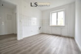 Schöne, helle und vollständig renovierte 4-Zimmer-Wohnung in guter Wohnlage von S-Rot! - Küche