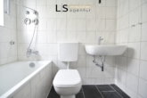 Schöne, helle und vollständig renovierte 4-Zimmer-Wohnung in guter Wohnlage von S-Rot! - Badezimmer