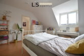 Schlafzimmer - **Dachgeschoss** Gemütliche 3 Zimmer-DG-Wohnung in schönem Altbau, mitten im Stuttgarter Westen!