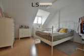 Schlafzimmer - **Dachgeschoss** Gemütliche 3 Zimmer-DG-Wohnung in schönem Altbau, mitten im Stuttgarter Westen!