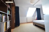 **Dachgeschoss** Gemütliche 3 Zimmer-DG-Wohnung in schönem Altbau, mitten im Stuttgarter Westen! - Schlafzimmer
