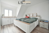 Schlafzimmer - Sehr schöne und sanierte 3-Zimmer-Dachgeschoss-Wohnung mit Gartenanteil in ruhiger Wohnlage!