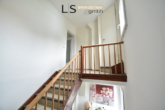 Treppenhaus - Sehr schöne und sanierte 3-Zimmer-Dachgeschoss-Wohnung mit Gartenanteil in ruhiger Wohnlage!