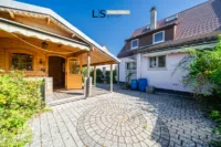 Terrasse/Garten mit Blockhaus