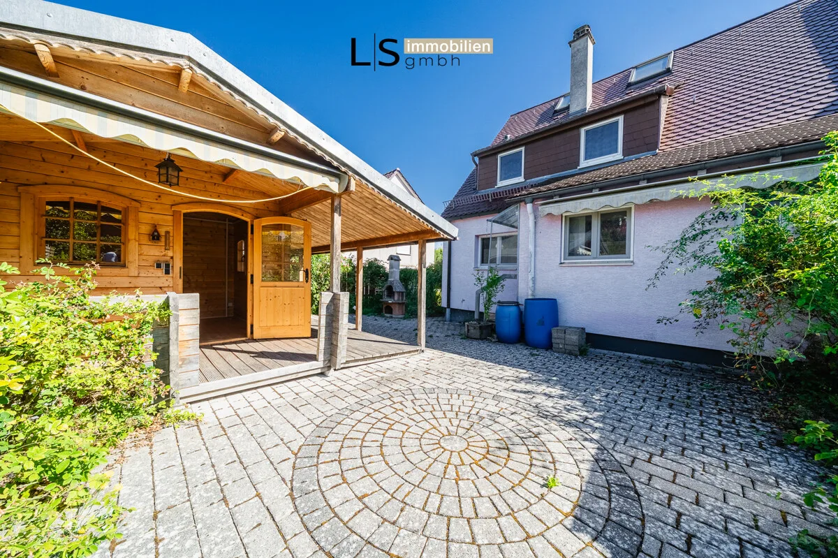 Terrasse/Garten mit Blockhaus