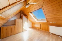 ausgebaute Bühne/Dachspitz