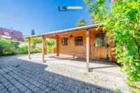 Terrasse/Garten mit Blockhaus