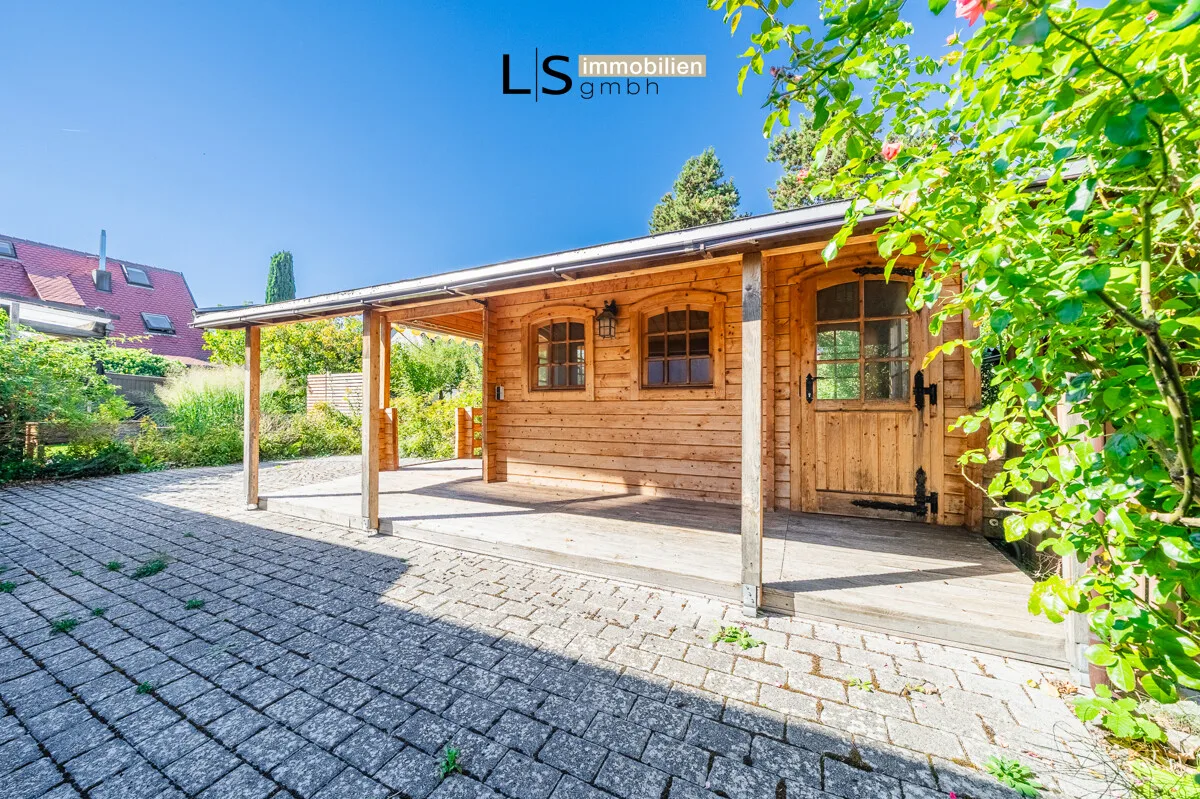 Terrasse/Garten mit Blockhaus
