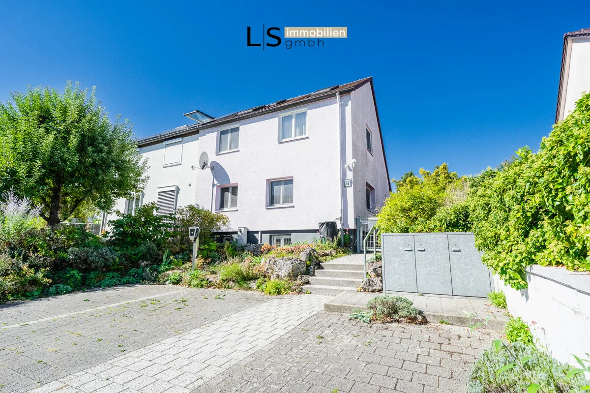 *Charmantes Zuhause* DHH mit Garten und viel Potenzial in gefragter Wohnlage von Degerloch-Hoffeld!, 70597 Stuttgart, Doppelhaushälfte