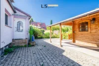 Terrasse/Garten mit Blockhaus