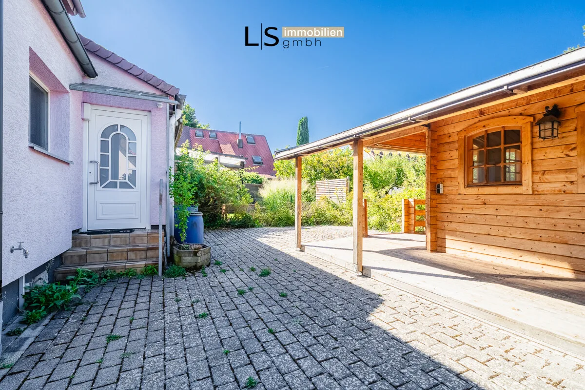 Terrasse/Garten mit Blockhaus